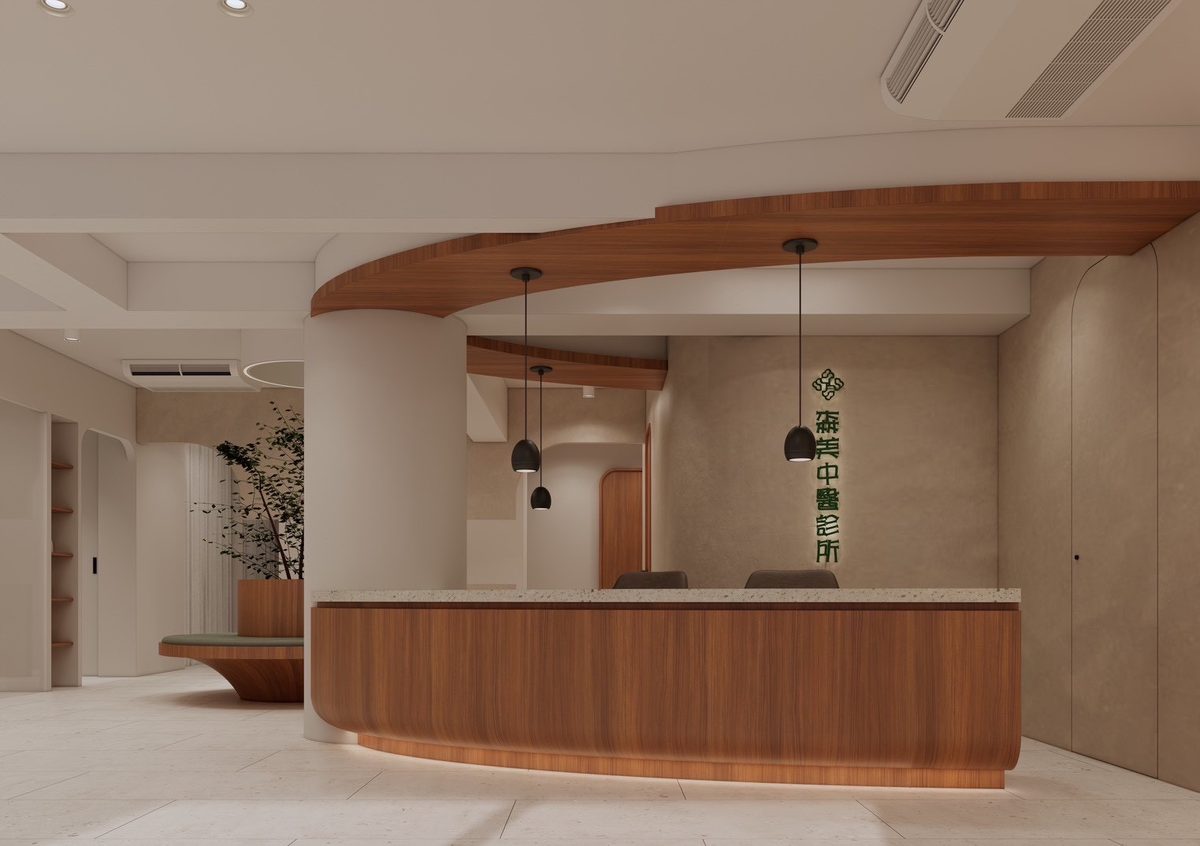 森美中醫診所中央大廳—圓形木質座椅、大型植栽與環形燈飾，呈現自然療癒氛圍